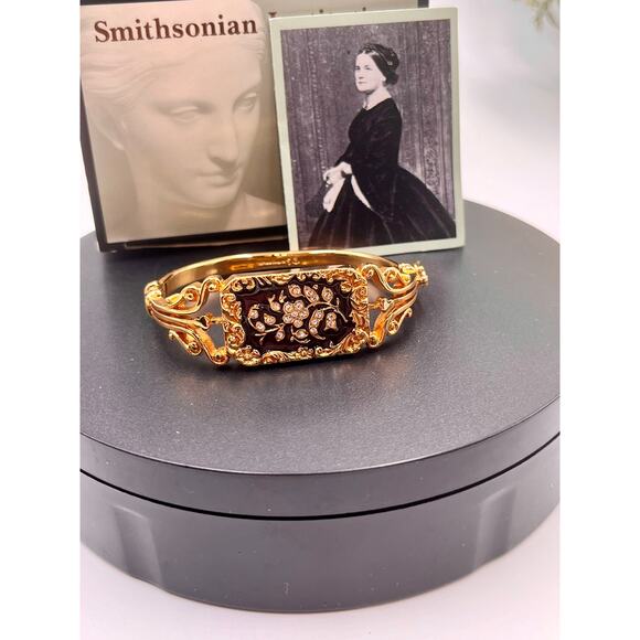 Avon Smithsonian Institution Vintage Mary Todd Lincoln Black Enamel Bracelet Box - Picture 2 of 8